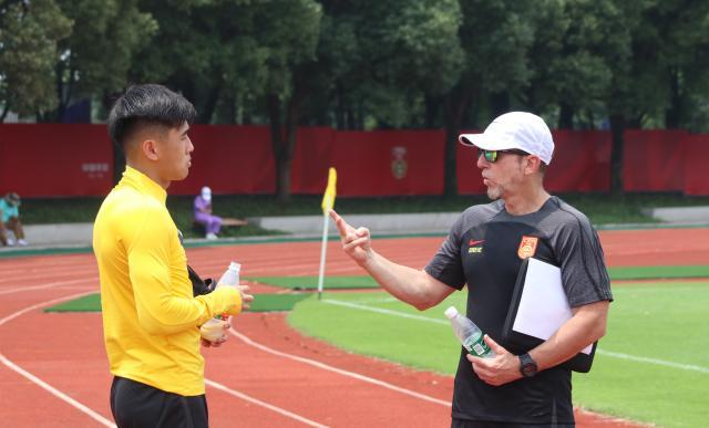 开云体育网址-戴伟浚场上场下获主帅“优待” 10号位竞争高手如云