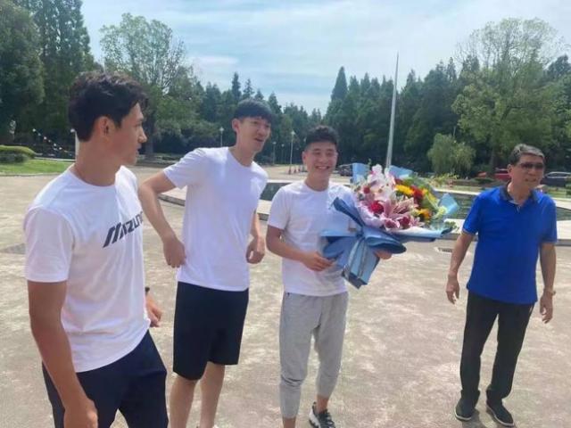 开云体育网址-徐根宝寄语武磊：12强赛要自信 出线了一起过生日